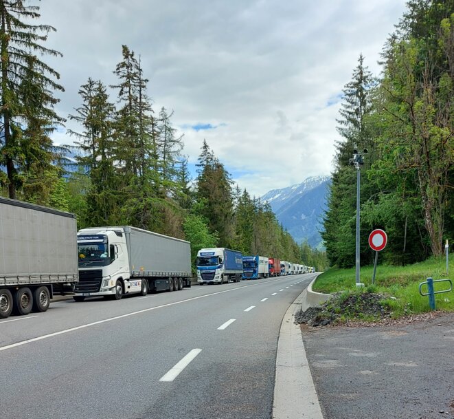 Une file de camion avant l'entrée du tunnel du Mont-Blanc à Chamonix. © Justin Carrette