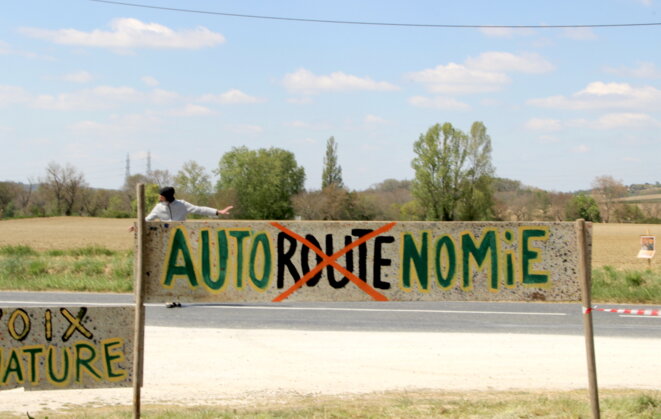 Mobilisation dans le village de Teulat (Tarn) contre le projet d'autoroute A69, le 17 avril 2021. © Photo Emmanuel Riondé