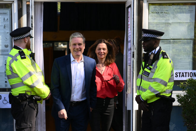 Keir Starmer à la sortie d’un bureau de vote, le 5 mai 2022, à Londres (Royaume-Uni). © Photo Daniel Leal / AFP