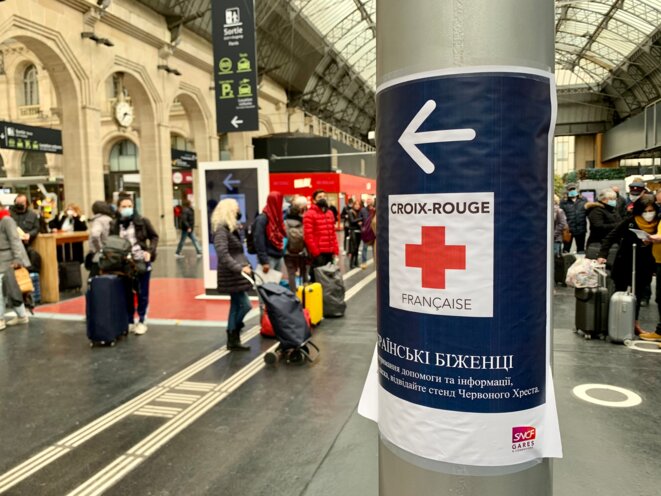 La Croix-Rouge a vite investi les différentes gares parisiennes pour accueillir et orienter les réfugiés ukrainiens. © Nejma Brahim / Mediapart