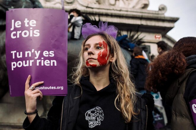Lors de la marche pour dire stop aux féminicides et aux violences sexistes et sexuelles, à l'appel du collectif NousToutes à Paris, le 23 novembre 2019. © Photo Philippe Labrosse / Hans Lucas via AFP