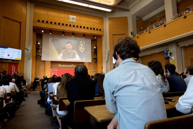 Le président ukrainien Volodymyr Zelensky lors d’une allocution avec les étudiants de Sciences Po, à Paris, le 11 mai 2022. © Photo Raphaël Lafargue / Abaca