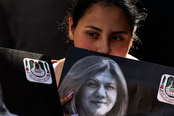 Une Palestinienne tient une photo de Shireen Abu Akleh, à Ramallah, en Cisjordanie, le 11 mai 2022. © Photo Ronaldo Schemidt / AFP