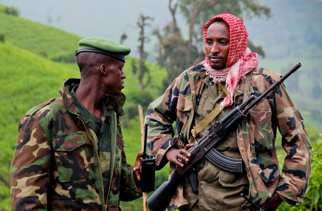 Deux combattants du M23, à Kavumu (Nord-Kivu, RDC), le 3 juin 2012. © AFP / Melanie Gouby