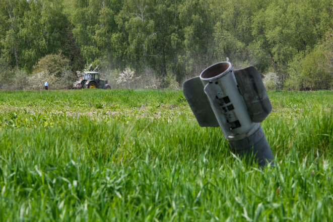 Segment de roquette dans un champ, dans la région de Tchernihiv en Ukraine, le 8 mai 2022. © Photo Maxym Marusenko / NurPhoto via AFP