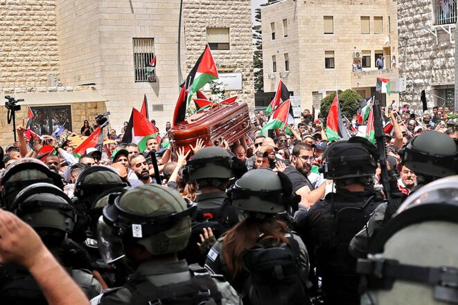 Intervention des forces de sécurité israéliennes lors des funérailles de la journaliste Shireen Abu Akleh, à Jérusalem, le 13 mai 2022. © Photo Ahmad Gharabli / AFP