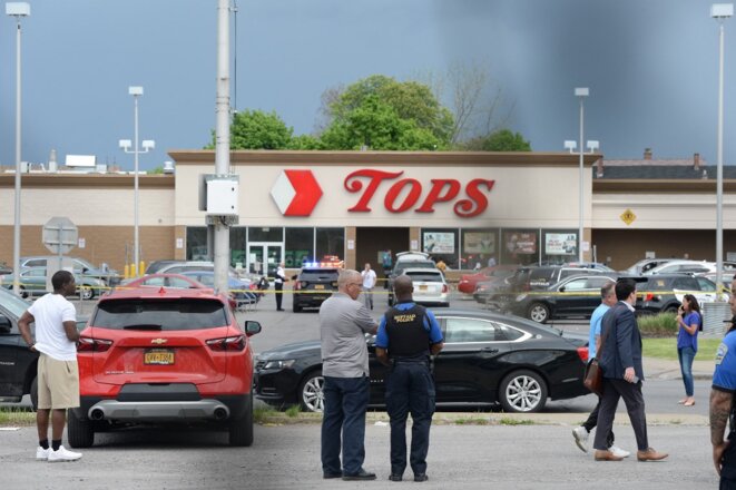 Quelques heures après la fusillade du 14 mai, au supermarché Tops de Buffalo (État de New York). © Photo John Normile / Getty Images via AFP