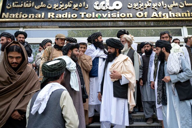 Khalil Haqqani, au centre, après une cérémonie, à Kaboul le 28 avril 2022. © Photo Wakil Kohsar / AFP
