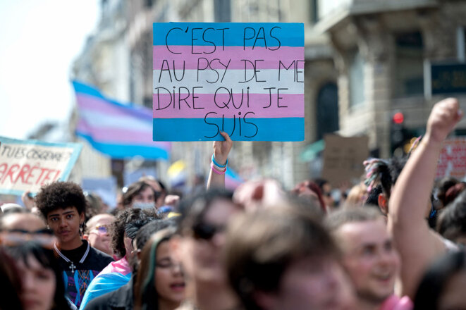 Lors de la marche ExisTransInter, à Paris, le 14 mai 2022. © Photo Estelle Ruiz / Hans Lucas via AFP