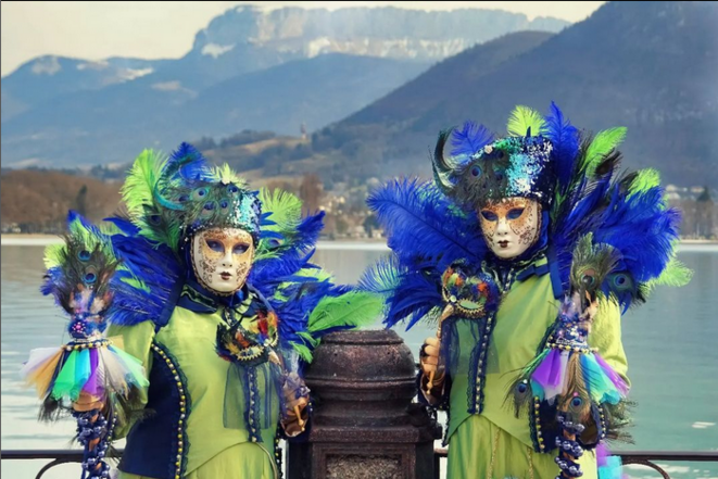 Venetian Carnival, Peacock ladies © Luna TMG https://www.instagram.com/lunatmg/