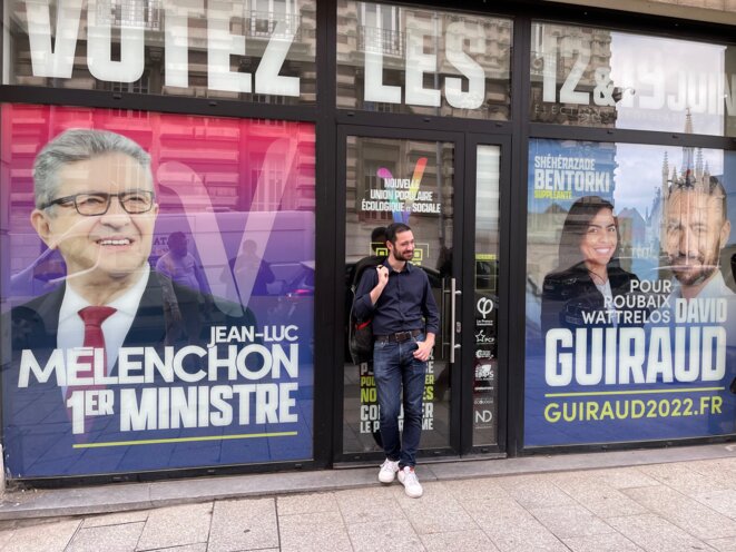 David Guiraud, devant son QG de campagne pour les législatives, à Roubaix, le 19 mai 2022. © Nawri Khamallah