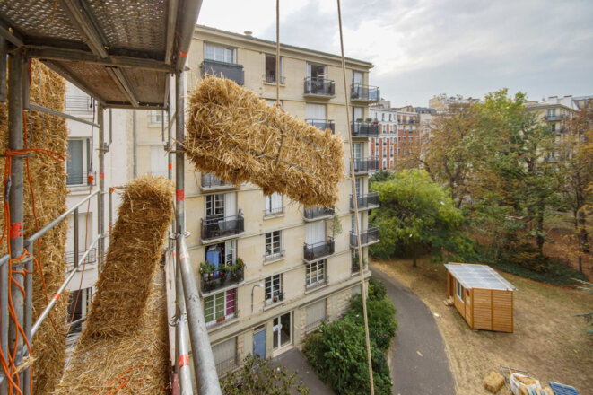 Isolation d'un immeuble en bottes de paille à Paris © Photo Raphael Pauschitz_Topophile