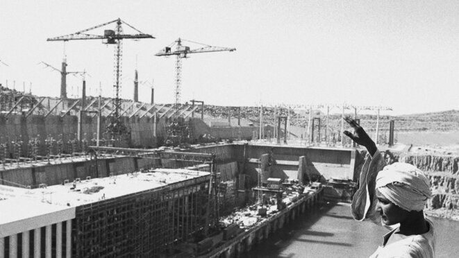 Construction du barrage d'Assouan dans les années 1960 (source : ABC News)