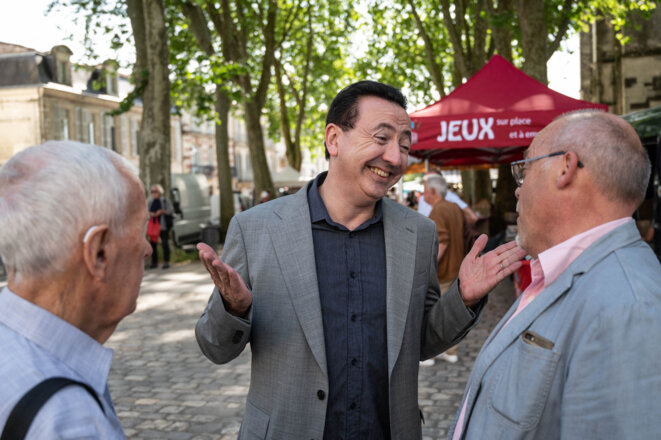 Gérald Dahan en campagne à Saintes, Charente-Maritime, le 18 mai 2022. © Xavier Leoty / AFP