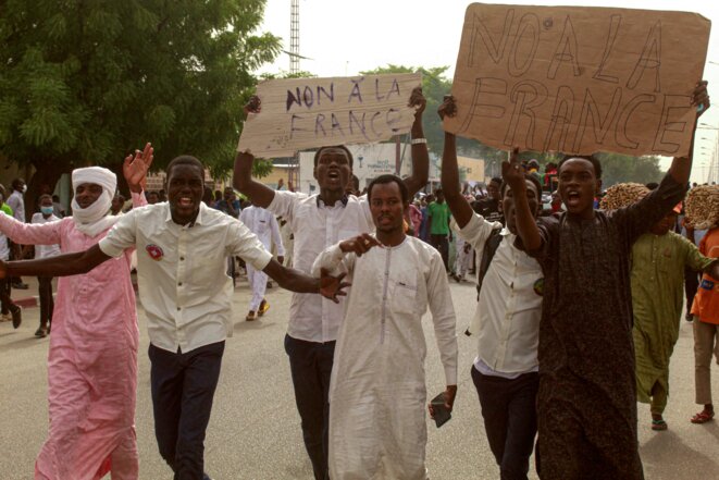 Une manifestation contre la présence française au Tchad, à N’Djamena (Tchad) le 14 mai 2022. © Photo AFP
