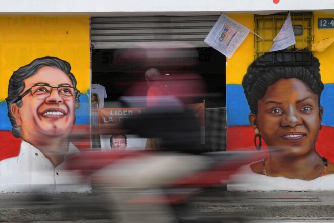 Sur un mur de Cali le 23 mai 2022, les portraits du candidat à la présidentielle Gustavo Petro et sa vice-présidente Francia Márquez. © Photo de Raul Arboleda/AFP