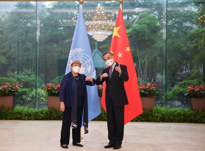 Michelle Bachelet avec le ministre des affaires étrangères chinois, Wang Yi, dans la province du Guangdong en Chine, le 23 mai 2022. © Photo Deng Hua / Xinhua / Abaca