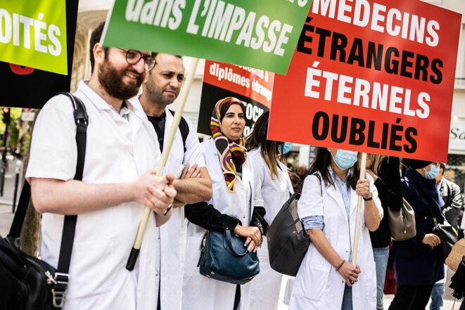 Les praticien·nes à diplôme hors union européenne (Padhue) ont manifesté mardi 31 mai devant le ministère de la santé à Paris © Sébastien Calvet / Mediapart