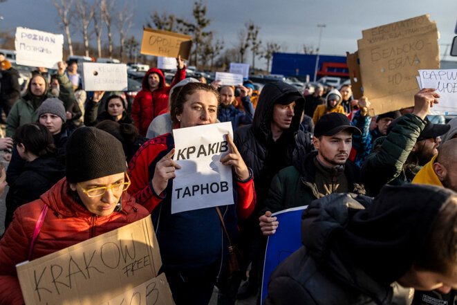 Des volontaires proposent un transport et un hébergement dans des villes polonaises pour les réfugiés ukrainiens arrivant au poste-frontière de Medyka, dans l'est de la Pologne, le 26 février 2022. © Photo Wojtek Radwanski / AFP