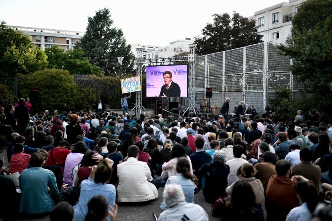 Le discours de Jean-Luc Mélenchon est retransmis sur grand écran à Paris, le 1er juin 2022. © Photo Stéphane de Sakutin / AFP