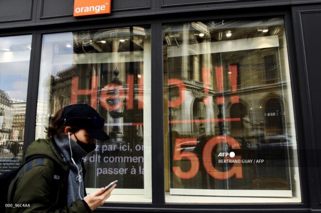 Devant une boutique Orange, à Paris, en mars 2021. © Photo Bertrand Guay / AFP