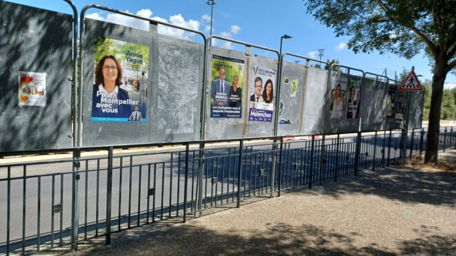 Devant une école de la deuxième circonscription de l'Hérault, l'enfilade des panneaux électoraux. © Cécile Hautefeuille