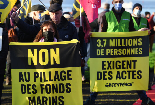 Des manifestants lors du Sommet mondial de l’océan à Brest le 11 février 2022. © Photo Fred Tanneau / AFP