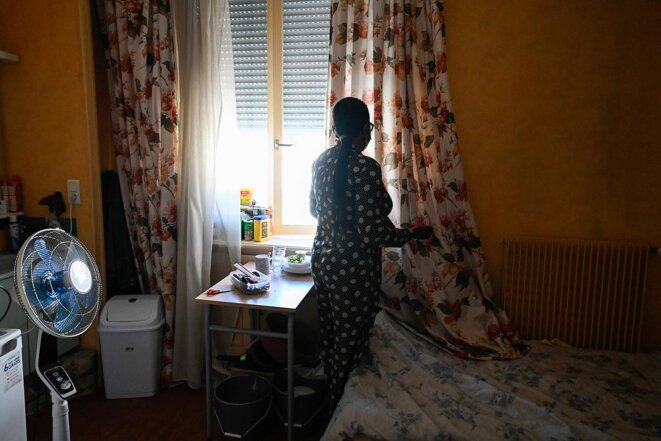 Une résidente dans sa chambre du foyer Notre-Dame des Sans-Abris à Lyon, en septembre 2021. © Photo Stéphane Audras / REA