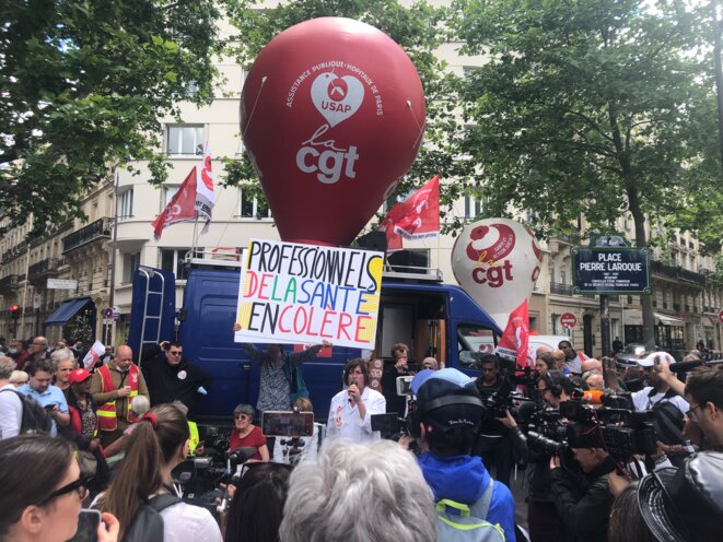 La manifestation des personnels hospitaliers le 7 juin 2022 à Paris. © Caroline Coq-Chodorge / Mediapart