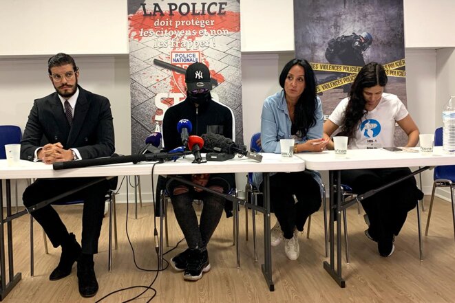 Sonia, avec la casquette, entourée de l’avocat Ibrahim Shalabi, Amal Bentounsi et Samia El Khalfaoui lors d’une conférence de presse du collectif « Urgence contre les violences policières », le 9 juin 2022 à Paris. © Photo Pascale Pascariello / Mediapart