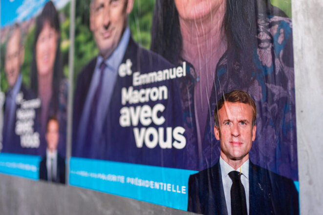 Une affiche d'un candidat Ensemble ! aux élections législatives, en juin 2022. © Photo Martin Bertrand / Hans Lucas via AFP
