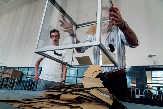 Nancy, le 12 juin 2022. Vidage de l’urne pour le dépouillement des votes du premier tour des élections législatives. © Photo Anh-Aia Le / Hans Lucas via AFP