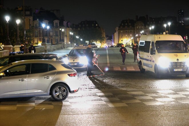 Dispositif policier sur le Pont-Neuf à Paris, dans la nuit du 24 au 25 avril 2022. © Photo Dursun Aydemir / Agence Anadolu via AFP