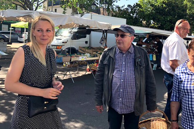 Edwige Diaz, à gauche, sur le marché de Blaye, en Gironde, le 15 juin 2022. © Photo Lucie Delaporte / Mediapart