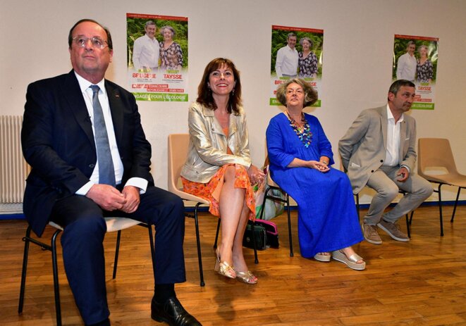 François Hollande et Carole Delga lors d’une réunion publique à Tulle, le 6 juin 2022. © Photo Pascal Lachenaud / AFP