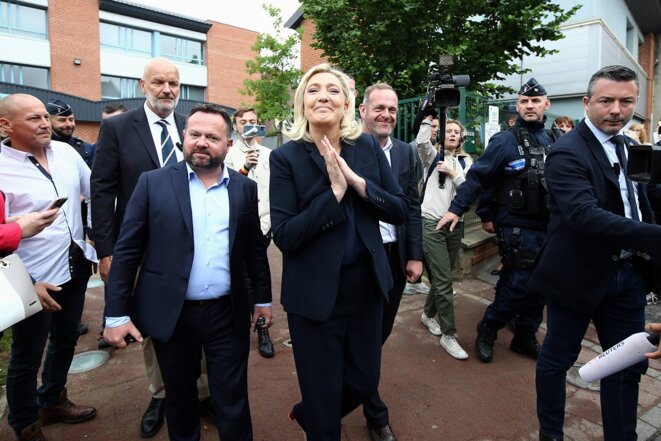 Marine Le Pen, entourée de Bruno Bilde et Steeve Briois à la sortie de son bureau de vote à Hénin-Beaumont, le 19 juin 2022. © Photo Franck Crusiaux / REA