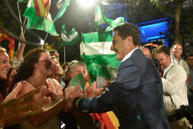 Juan Manuel Moreno à Séville après sa victoire le 19 juin 2022 © Cristina Quicler / AFP.