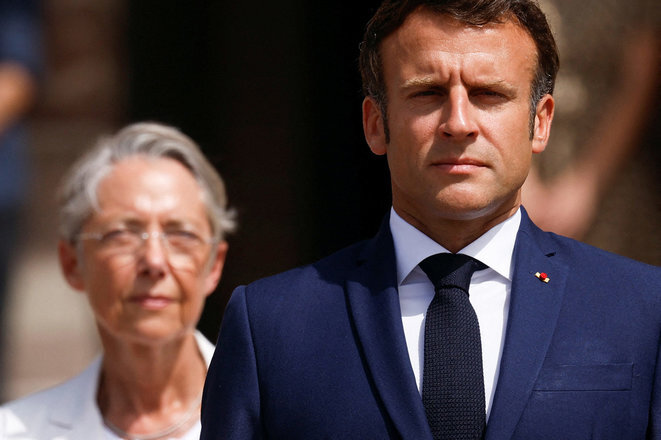 Emmanuel Macron and Élisabeth Borne during a ceremony at the Mont-Valérien war memorial at Suresnes, in the western suburbs of Paris, on June 18th 2022. © Photo Gonzalo Fuentes / Pool / AFP