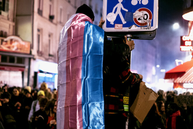 Un drapeau trans lors d’une marche nocturne feministe à Paris, le 7 mars 2020. © Photo Noémie Coissac / Hans Lucas via AFP