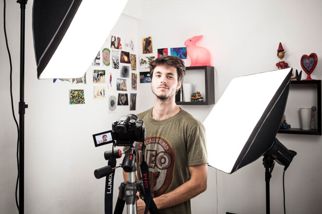 Léo Grasset dans son studio en 2016. © Photo Ed Alcock / Myop