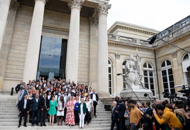 Les députés « France Insoumise » de la Nupes posent devant l'Assemblée Nationale, le 21 juin 2022. © Photo Julien de Rosa / AFP