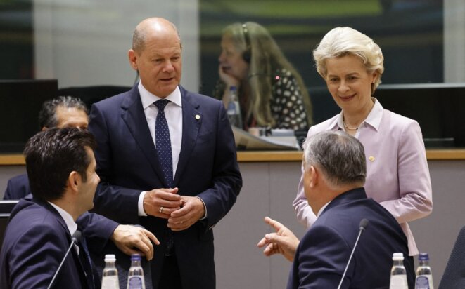 Le chancelier allemand Olaf scholz et la présidente de la Commission européenne Ursula von der Leyen. © Ludovic MARIN / AFP