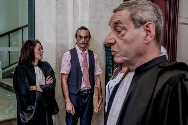 Romain Dupuy avec ses avocats Hélène Lecat et Serge Portelli, au tribunal de Bordeaux, le 15 juin 2022. © Photo Guillaume Bonnaud / PhotoPQR / Sud Ouest
