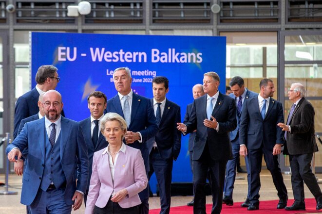 Charles Michel et Ursula Von der Leyen suivis par les chefs d’états, arrivent pour la photo de famille du sommet UE-Balkans occidentaux à Bruxelles, le 23 juin 2022. © Photo Abaca