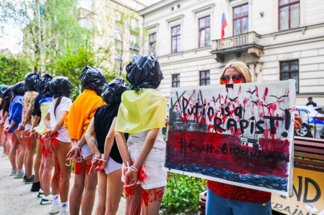 Manifestation le 8 mai 2022 à Cracovie devant le consulat russe contre les viols commis par l’armée russe en Ukraine. © Photo Beata Zawrzel/NURPHOTO/AFP