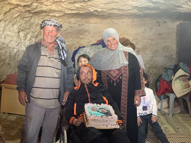 Haroun Abu Aram entouré de ses parents, Rasmi et Farissa, dans la grotte qui sert d'habitation à la famille. © Photo Joseph Confavreux / Mediapart