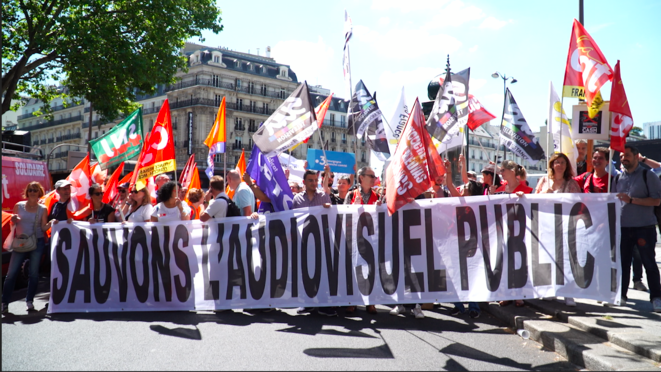 Dans la manifestation contre la suppression de la redevance, le 28 juin 2022 à Paris. © Photo Bérénice Gabriel / Mediapart