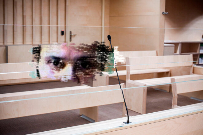 Salah Abdeslam et la salle d’audience du procès. © Photomontage Sébastien Calvet / Mediapart