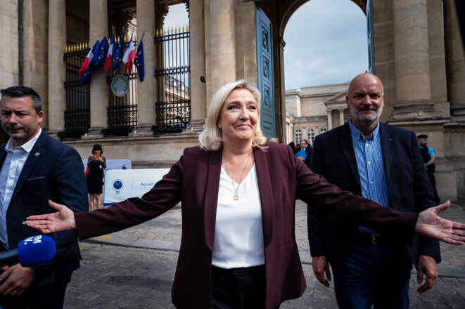 Marine Le Pen devant l’assemblée nationale lors de l’arrivée des députés RN, le 23 juin 2022. © Photo Côme Sittler / REA
