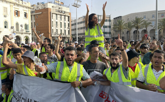 Des manifestants sur la place des Martyrs de Tripoli, vendredi 1er juillet. © Photo Hazem Turkia / Anadolu Agency via AFP